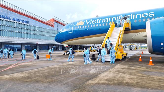 L aéroport de Van Don accueille des passagers venus de France avec un passeport vaccinal